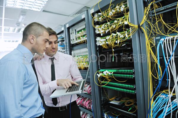 网络服务器室中的网络工程实践